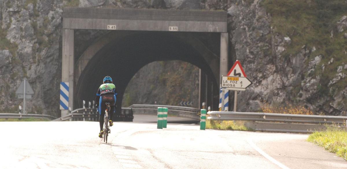 Un ciclista transitando por el tramo de túneles de la carretera N-630. | Roberto Menéndez