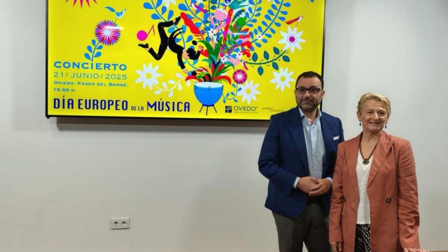 David Álvarez y Pilar Rubiera, con el cartel que anuncia el concierto de Oviedo Filarmonía. | LNE
