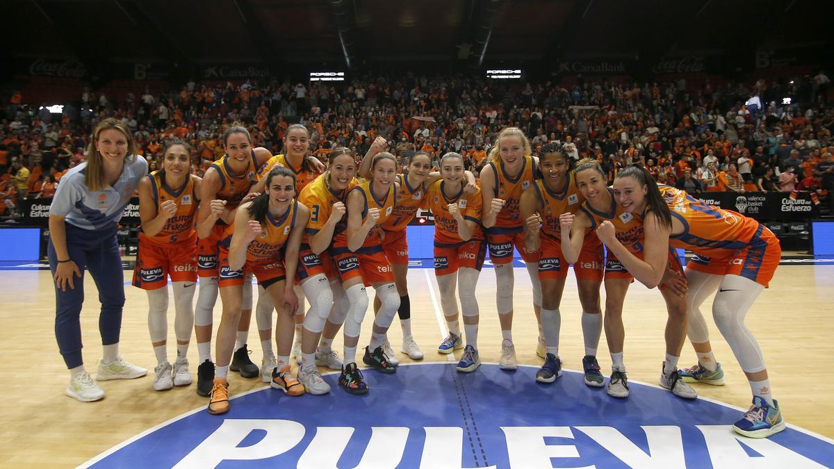 La plantilla de jugadoras 'taronja', incluida la lesionada Laura Gil, festejó con La Fonteta el pase a la gran final de la liga