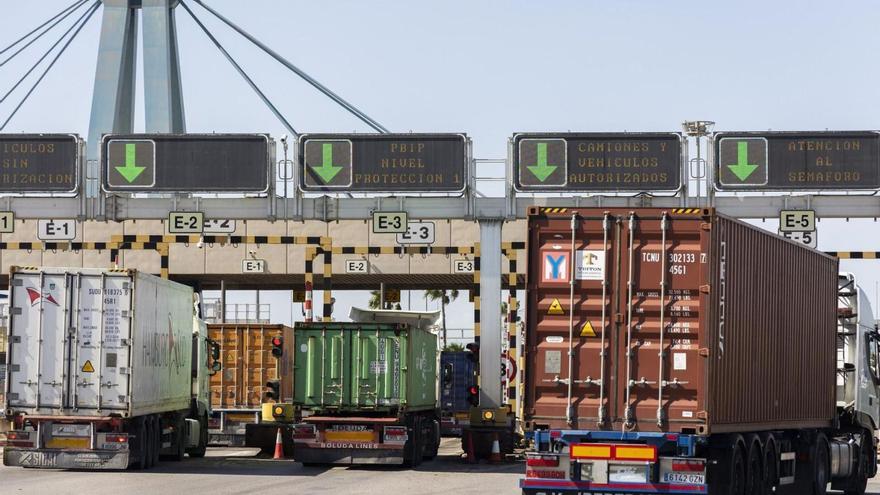 Cua de camions entrant al port de València per la V-30, en una imatge d’arxiu | F. BUSTAMANTE