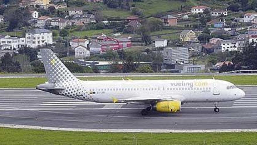 Avión de Vueling en la pista de Alvedro.