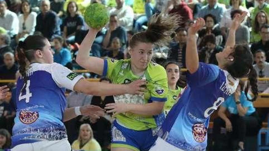 A la izquirda, Clara trata de anotar ente dos defensas; en el centro, Martita recibe el trofeo al segundo clasificado de manos del presidente Quintana; a la derecha, Molet marca ante Posado.