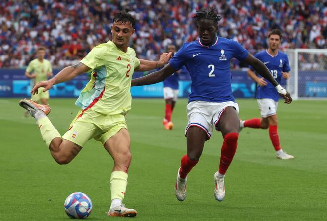 Marc Pubill en acción ante Francia durante el partido por la medalla de oro de los Juegos Olímpicos de París 2024 que Francia y España disputan este viernes en el Parc des Princes, de Paris 