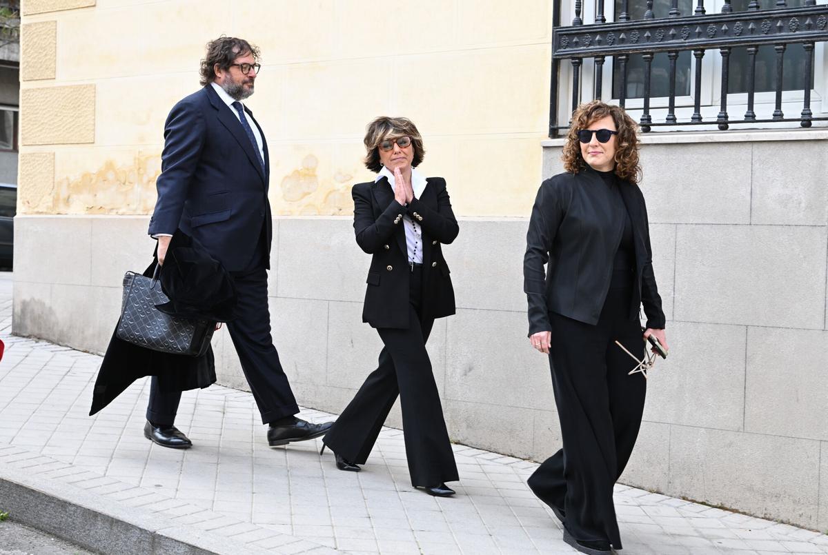 Sonsoles Ónega, su pareja, Juan Montes, y Cristina Ónega junto a su marido llegan a la capilla ardiente situada en la Casa de Galicia de Madrid, a 04 de marzo de 2026, en Madrid (España). El periodista Fernando Ónega ha muerto a los 78 años. PERIODISTA;CAPILLA ARDIENTE;FERNANDO ÓNEGA;CASA DE GALICIA;04 MARZO 2026 José Oliva / Europa Press 04/03/2026. Sonsoles Ónega, Juan Montes, Cristina Ónega;José Oliva;