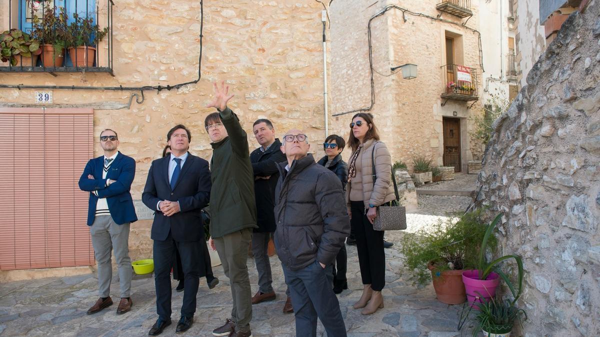 El alcalde de Bocairent muestra el Barri Medieval al director de Administración Local.