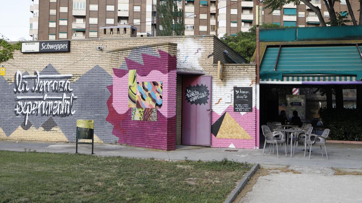 Grafitis en la fachada del quiosco de La Terraza Experimental de Zaragoza