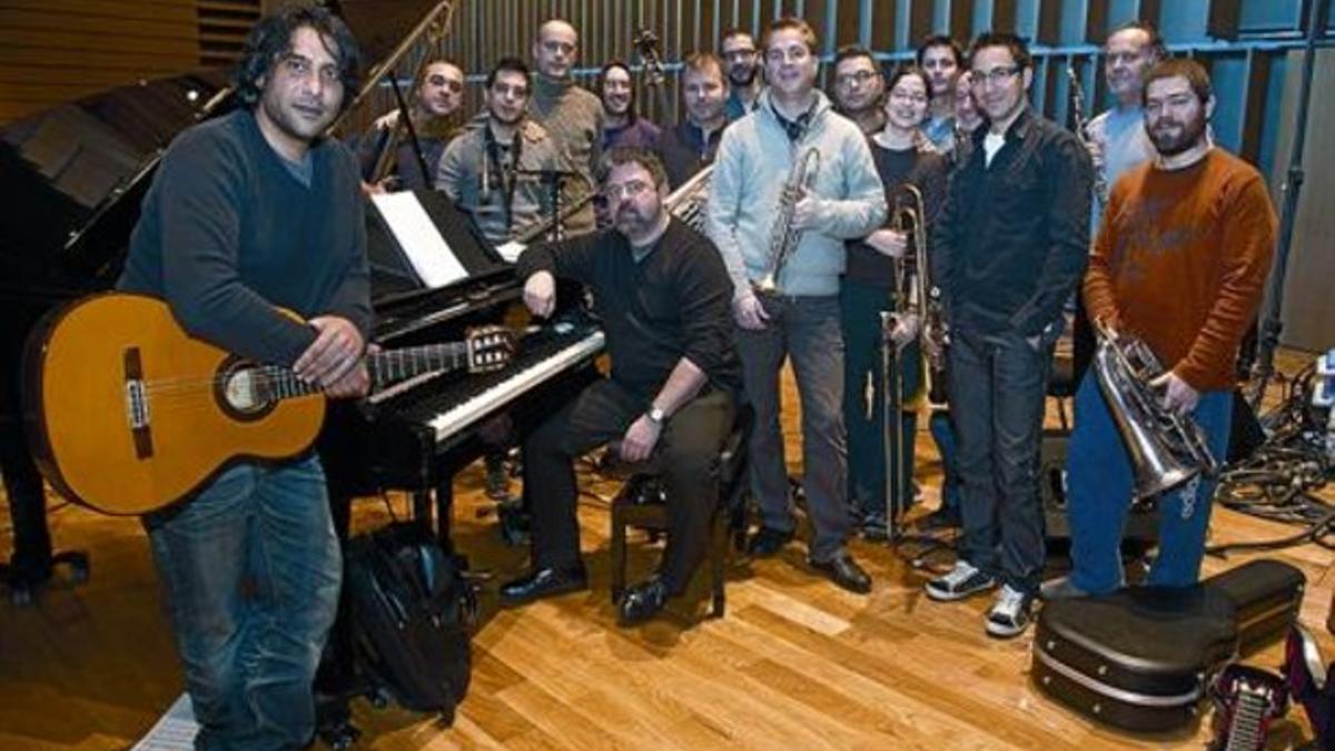 Niño Josele, con la guitarra, y Oriol Gibert, con gafas y barba, detrás de los músicos de la Cobla Sant Jordi.