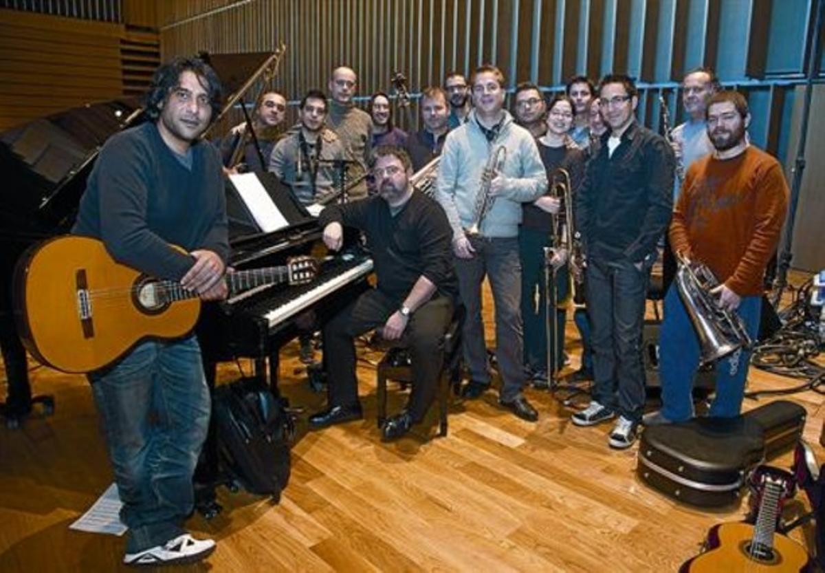 Niño Josele, amb la guitarra, i Oriol Gibert, amb ulleres i barba, darrere dels músics de la Cobla Sant Jordi.