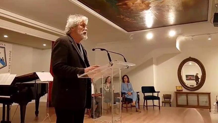 Manuel Rivas recibe o I premio Coruñés do ano do Circo de Artesáns