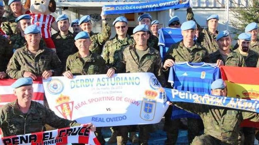 Militares asturianos en el Líbano, con bufandas, banderas y camisetas de Sporting y Oviedo.