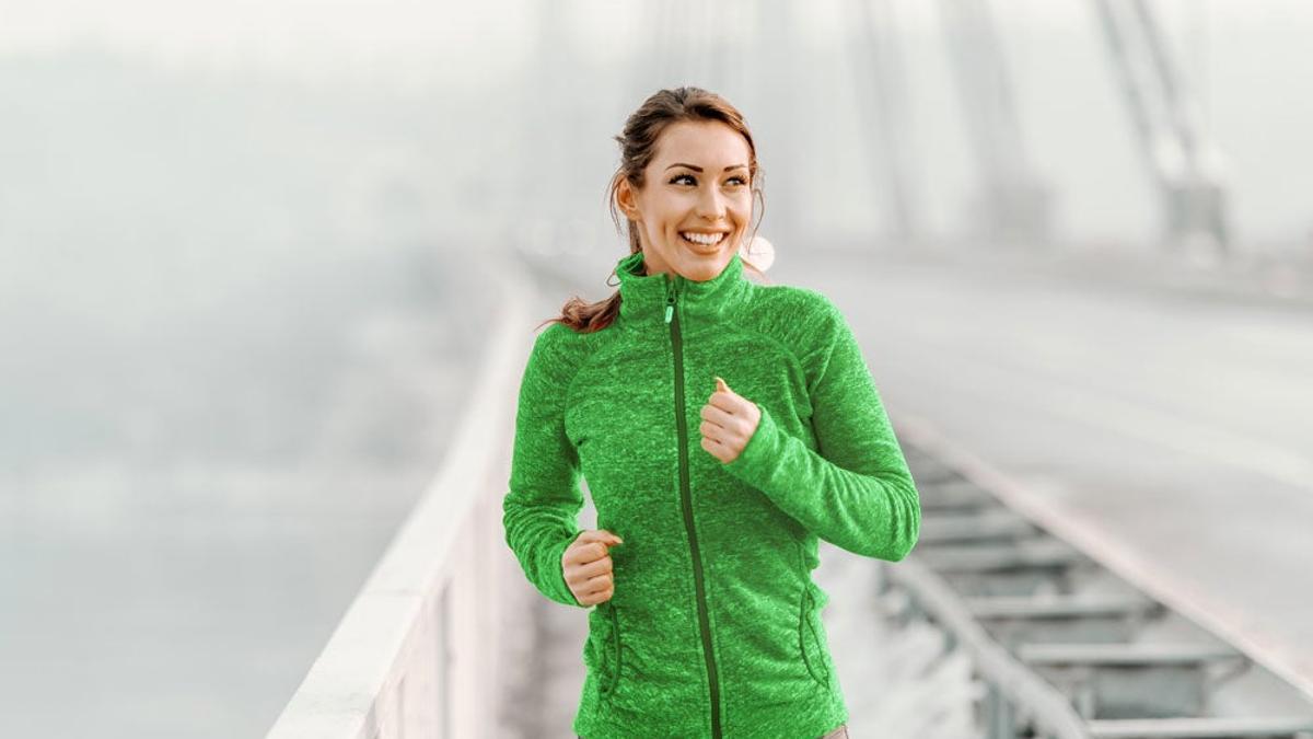 Chica corriendo por la ciudad