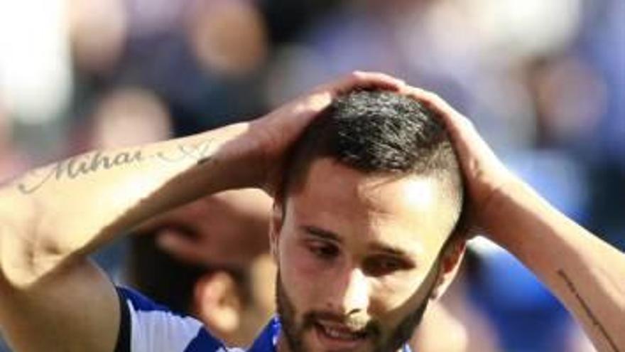 Florin Andone se lamenta de una ocasión fallada.