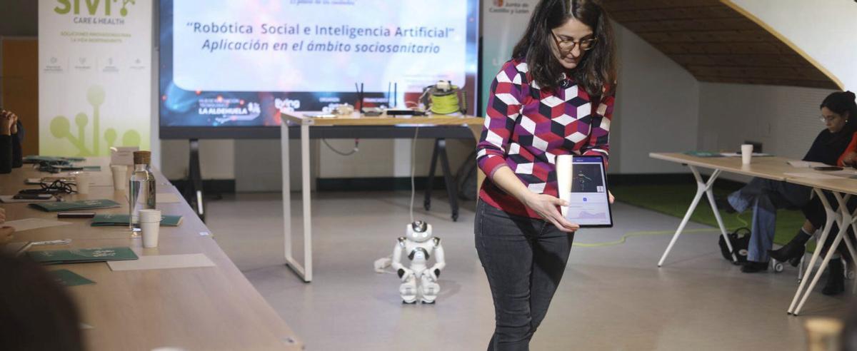 La terapeuta ocupacional Fuensanta García durante la sesión. | ALBA PRIETO