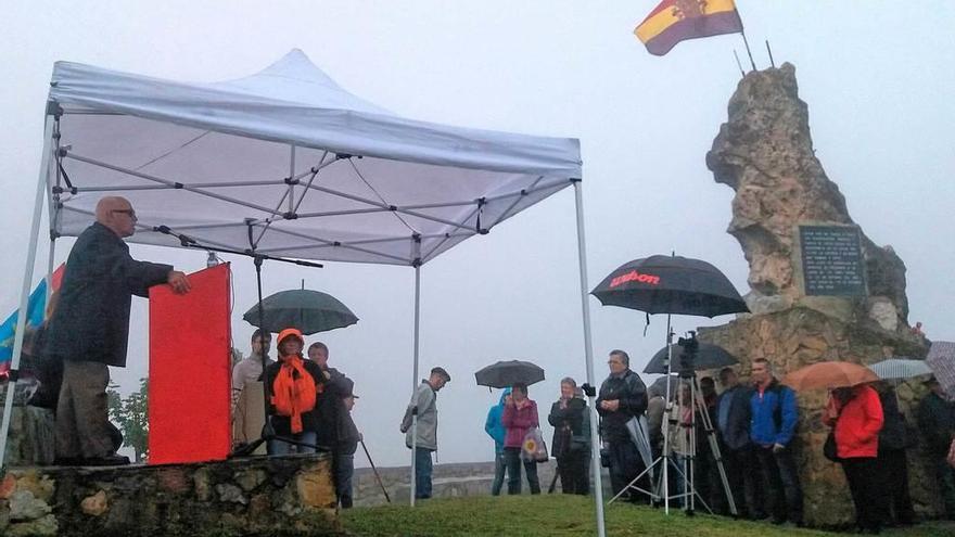 Asistentes al acto de la asociación &quot;Monumento La Colladiella&quot;.