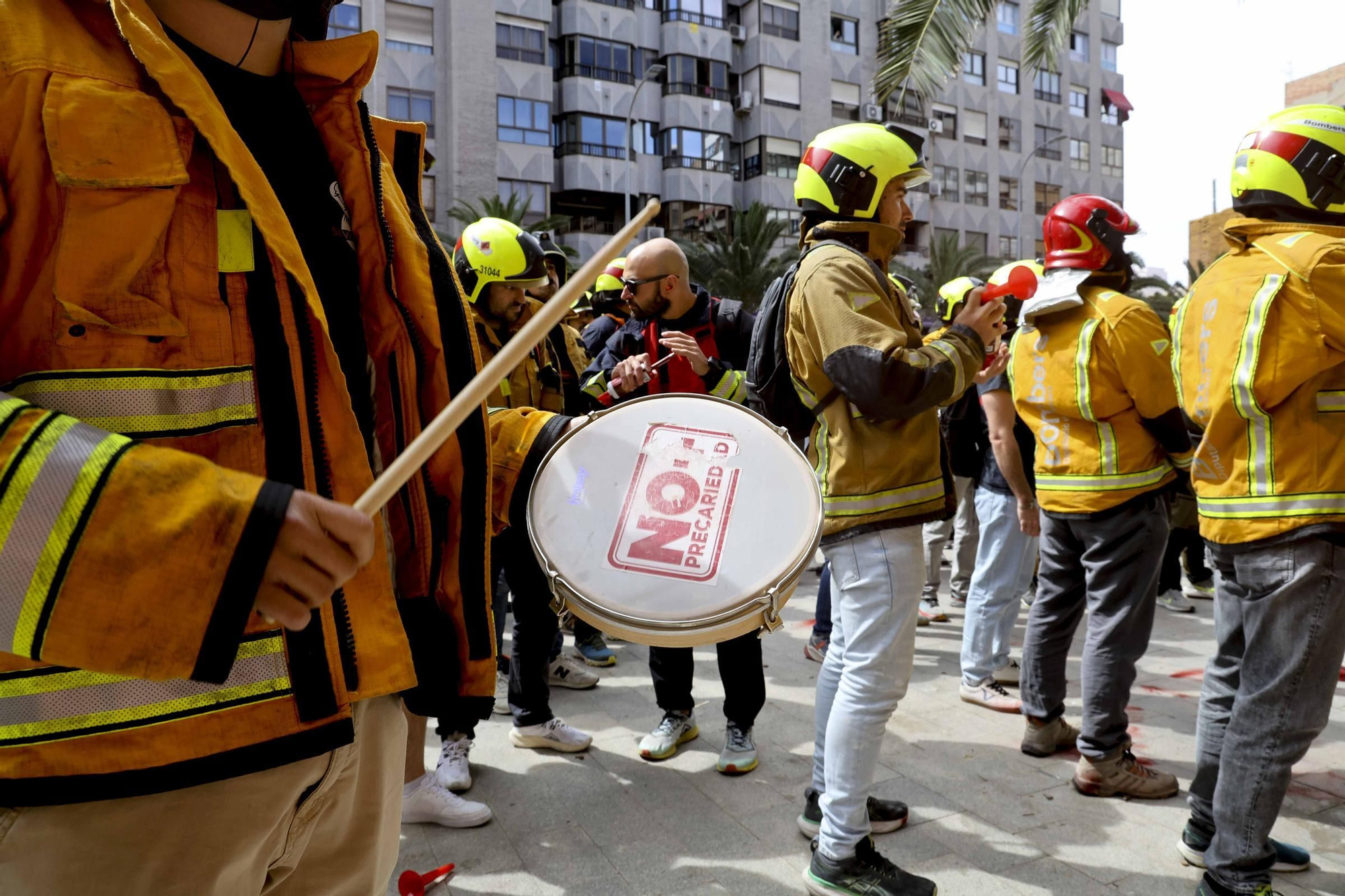 Protesta de los bomberos frente a la Diputación de Alicante