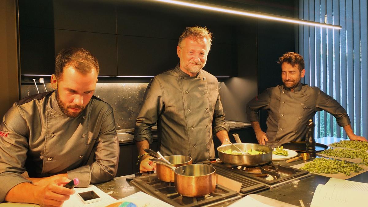 Reunión del equipo de cocina de Pepe Vieira, con Xosé Torres al frente.