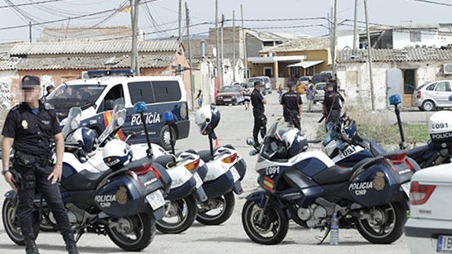 Numerosos policías se desplegaron ayer tarde en Son Banya para detener al sospech