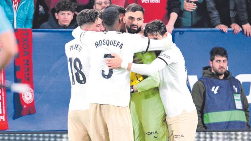 Conjura de los jugadores del Valencia tras el penalti atajado por Mamardashvili