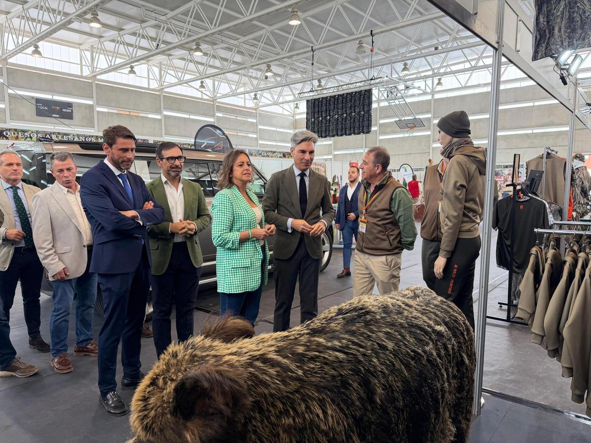 Catalina García (centro), con el alcalde de Obejo y los representantes de la Diputación y la Junta, durante su visita los estands de la feria.