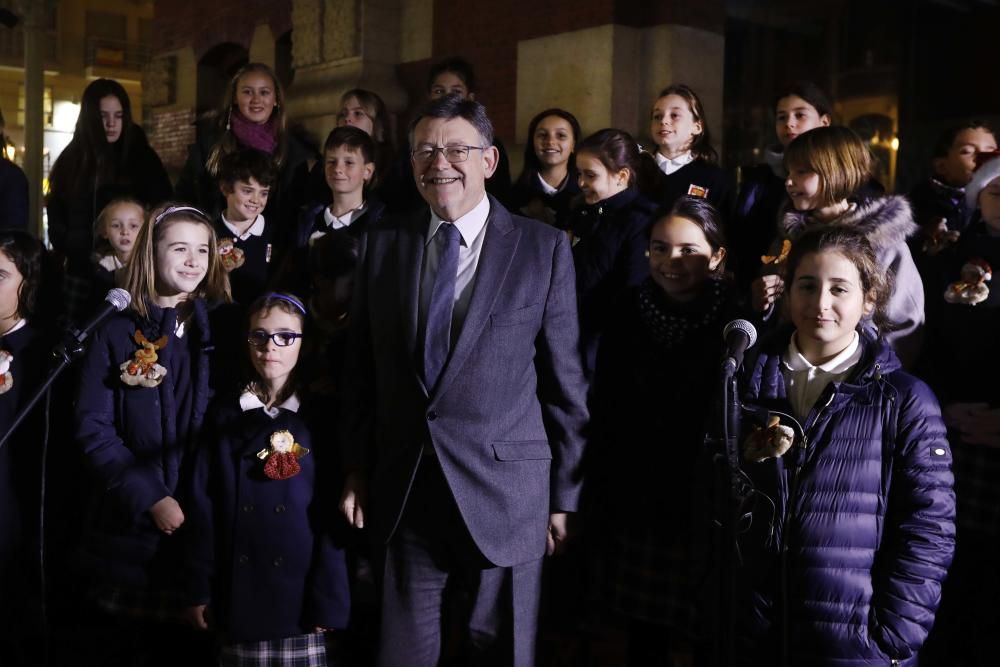 Primer día del árbol de Navidad, pista de patinaje sobre hielo y el tiovivo del ayuntamiento