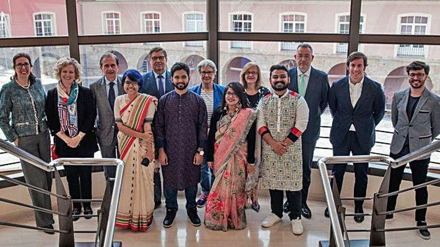 Maleeha Hafiz, Shanaj Parvin, Abdullah Al Saki y S. M. Bayjid posan en el rectorado con miembros de la Cátedra Inditex de Lengua y Cultura Españolas.