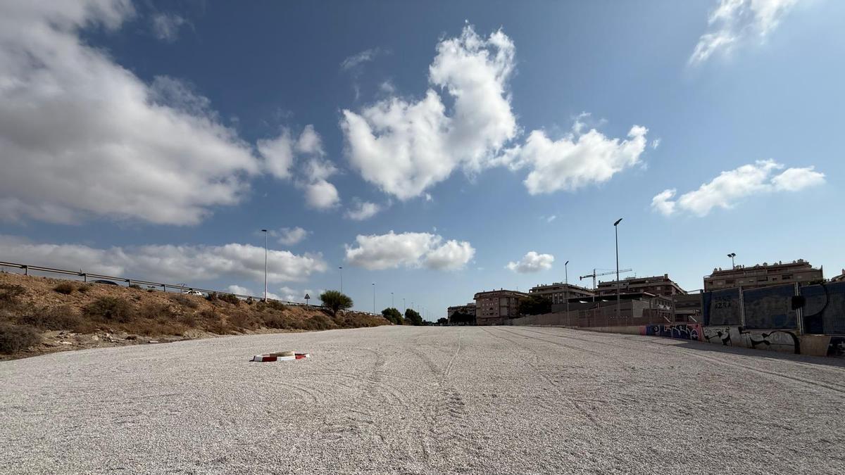 Imagen de la parcela ya adecuada/Vídeo del inicio de las obras a mediados de julio