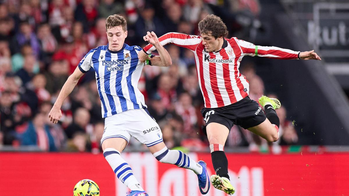 Luka Sucic of Real Sociedad competes for the ball with Unai Gomez of Athletic Club during the LaLiga EA Sports match between Athletic Club and Real Sociedad at San Mames on February 1, 2026, in Bilbao, Spain. AFP7 01/02/2026 ONLY FOR USE IN SPAIN. Ricardo Larreina / AFP7 / Europa Press;2026;SPORT;ZSPORT;SOCCER;ZSOCCER;Athletic Club de Bilbao v Real Sociedad - LaLiga EA Sports;
