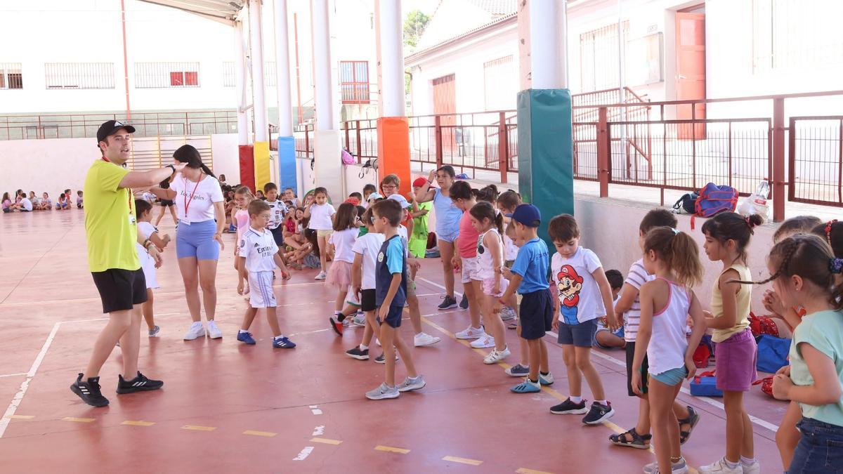 Jornada de apertura de la ludoteca de verano en el colegio Virgen del Valle.