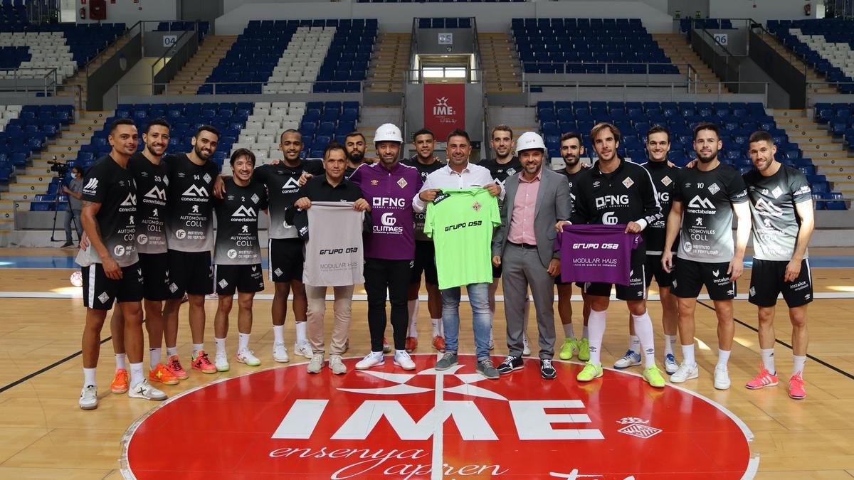 La plantilla del Palma Futsal posa con el nuevo patrocinador del club, Grupo OSA.