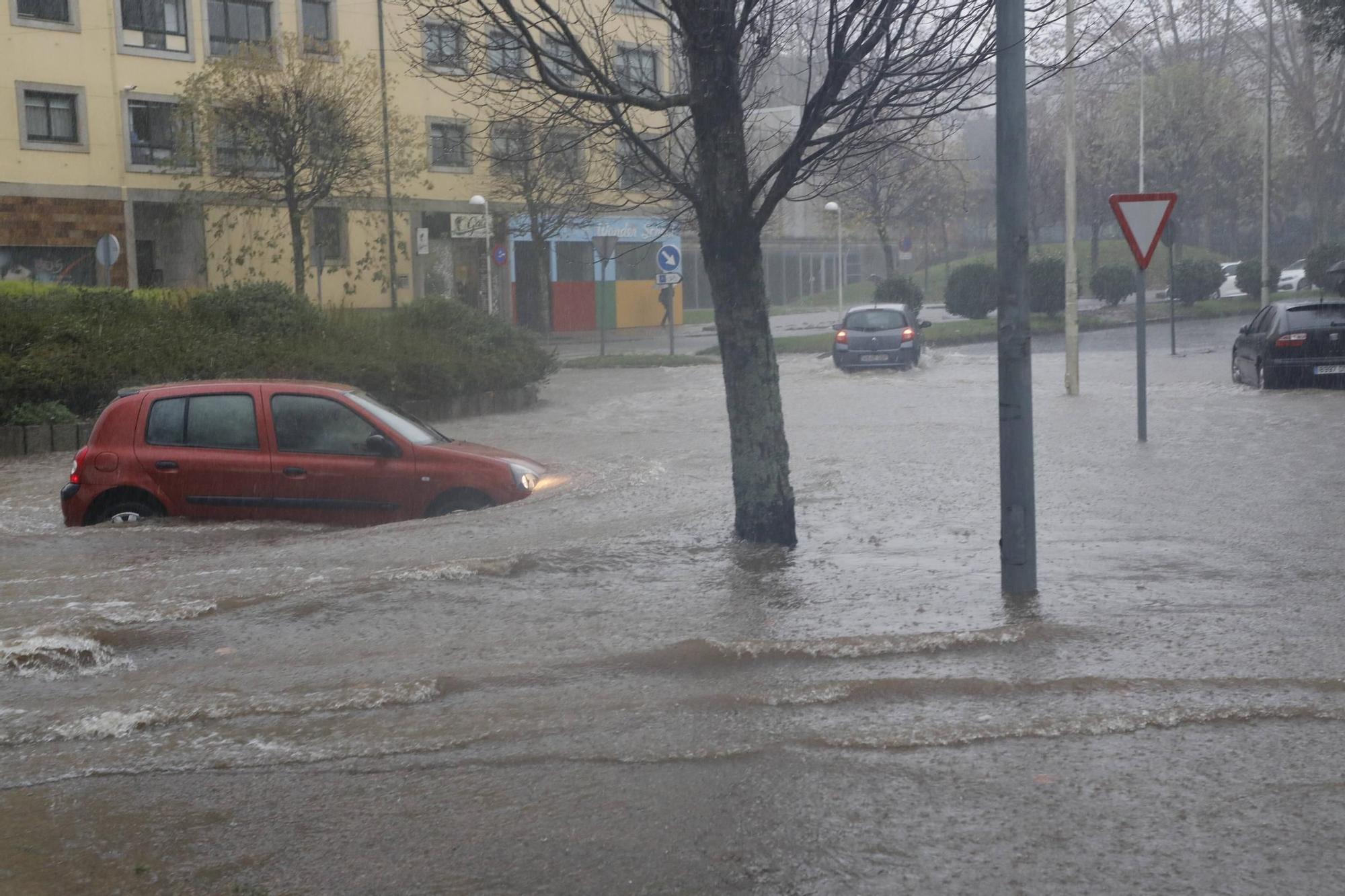 Una tromba de agua inunda de nuevo la rotonda Fontes do Sar