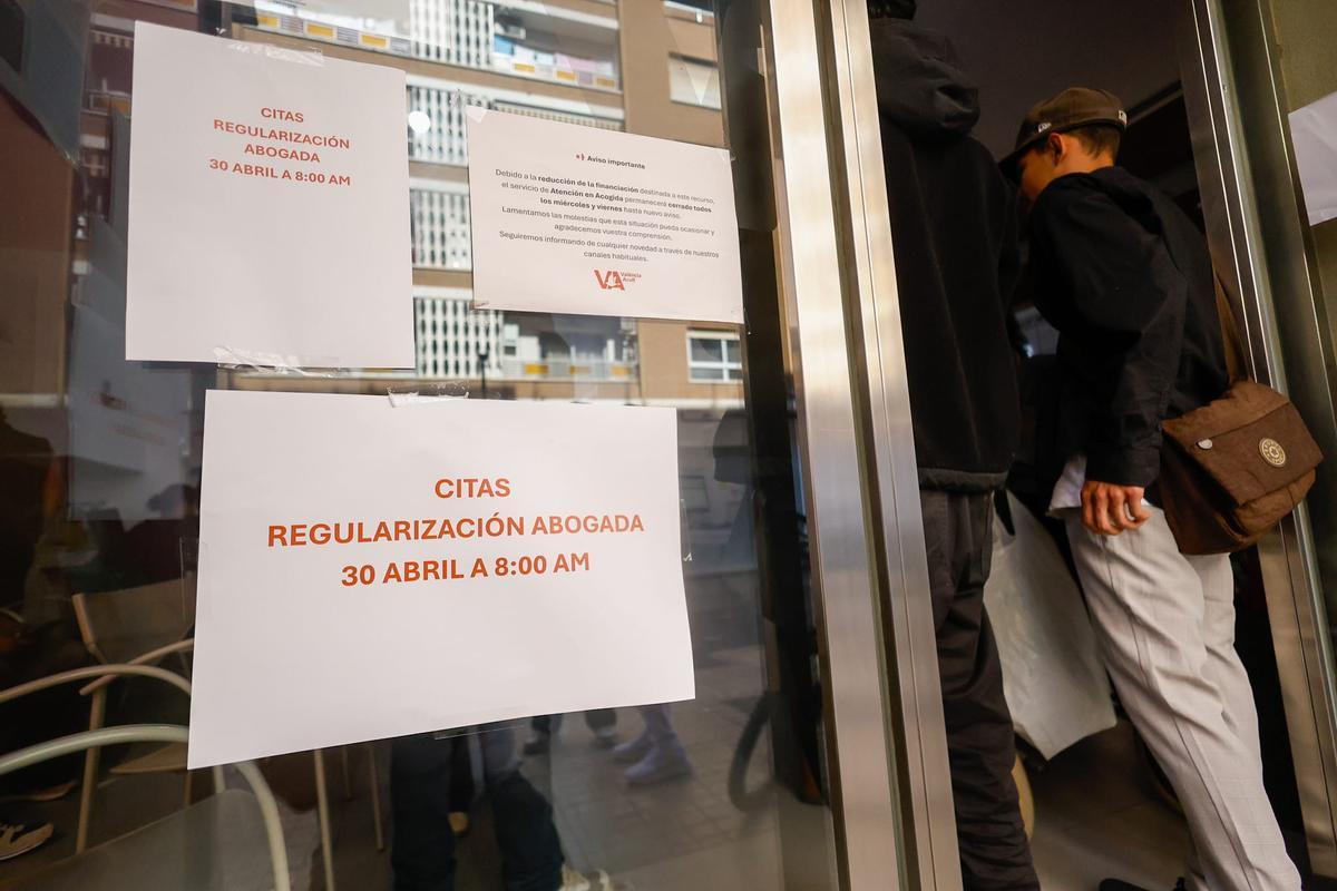 Las ONGs comienzan en València a atender a migrantes para su regularización