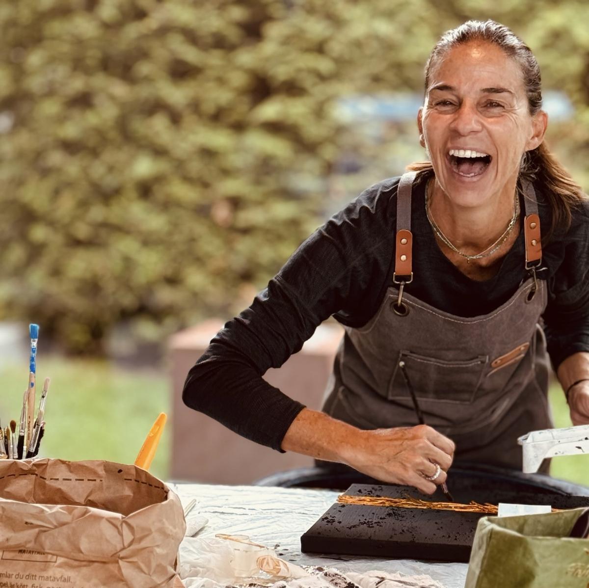 La artista Patricia Ramos trabajando en el cuadro que está expuesto en Ebusus.