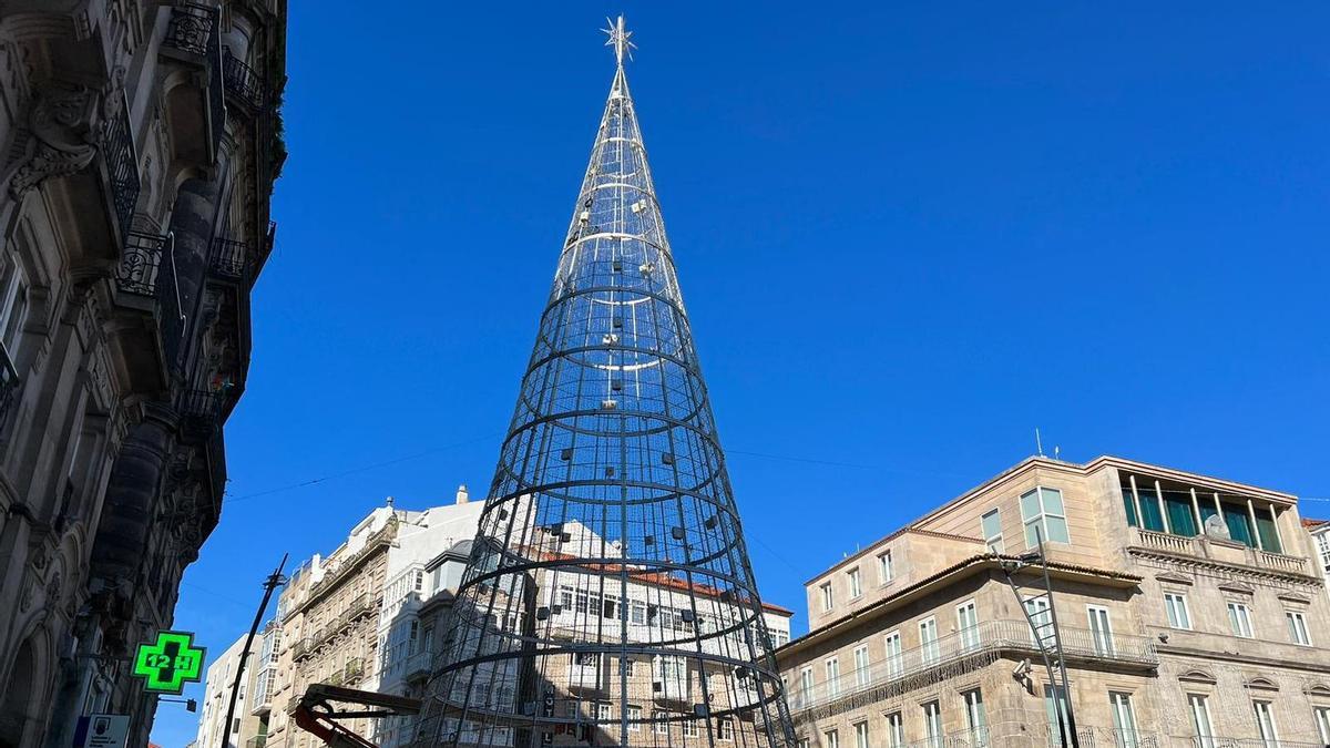 LUCES NAVIDAD VIGO: Cuenta atrás para el encendido de las luces de Navidad  en Vigo: el árbol listo en Porta do Sol