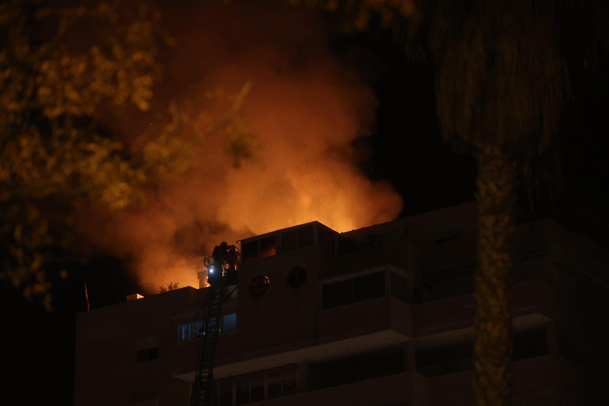 Aparatoso incendio en un piso de Playa de San Juan en Alicante