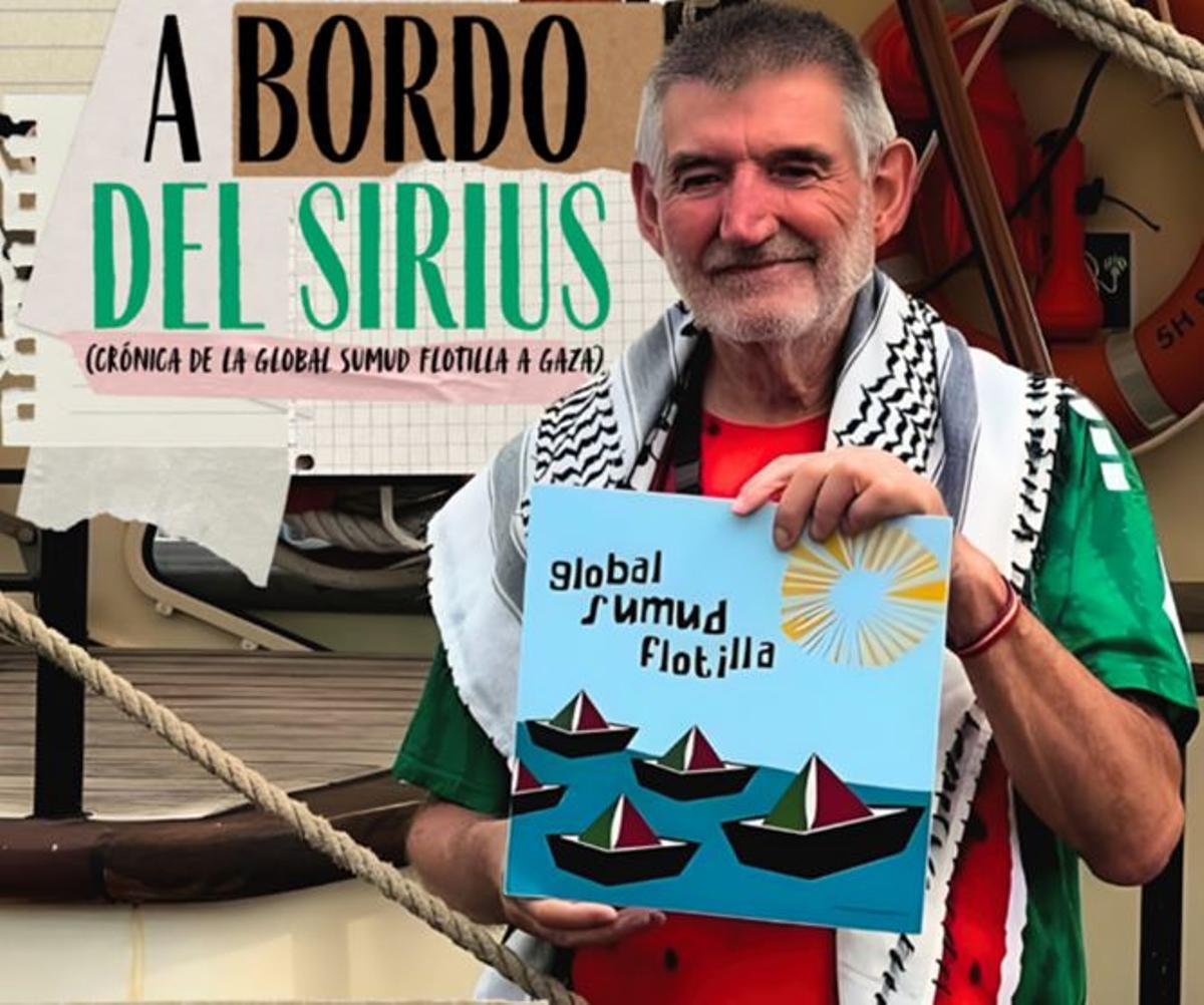 Manuel García con un ejemplar del libro.