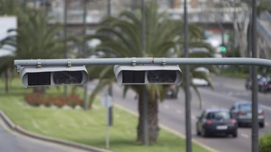 Semáforos con cámara de la avenida del Cid.