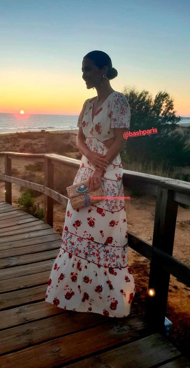 Paula Echevarría posa con la puesta de sol de Cádiz con vestido floral de Ba&amp;sh