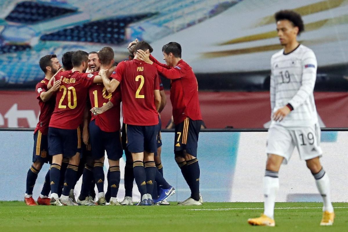 GRAFCAT4603. SEVILLA, 17/11/2020.- Los jugadores españoles celebran el tercer gol de su equipo durante el partido de la sexta jornada del grupo 4 de la primera fase de la Liga de las Naciones que las selecciones de España y Alemania disputan esta noche en el estadio de La Cartuja de Sevilla. EFE/José Manuel Vidal