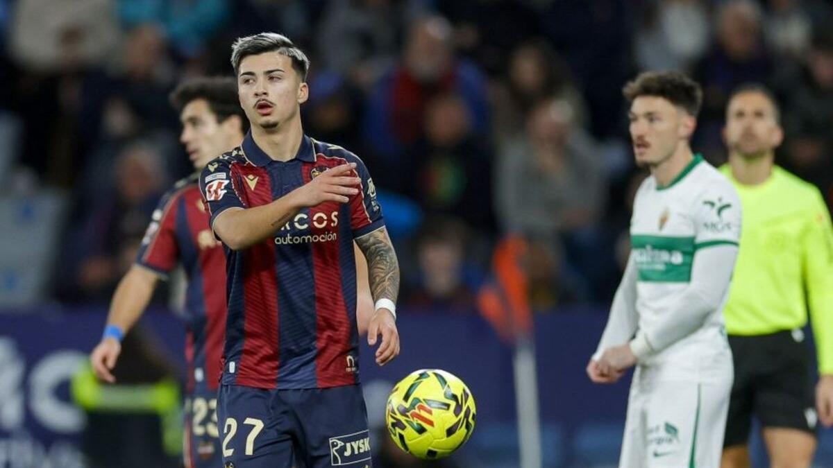 Paco Cortés, en la banda izquierda de Orriols ante el Elche