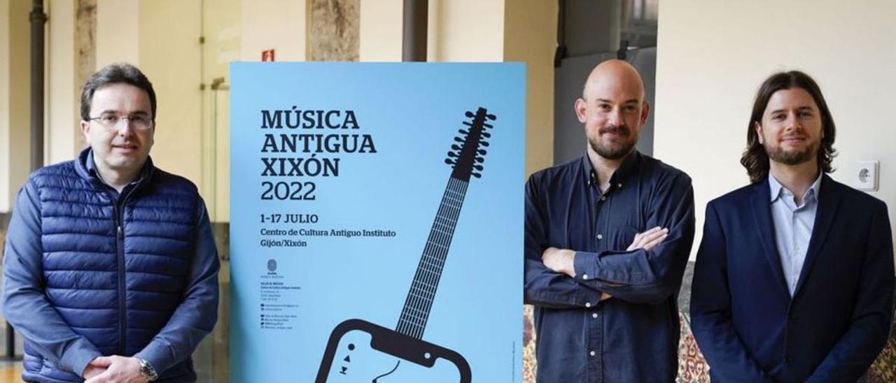 Por la izquierda, Manuel Ángel Vallina, Miguel Barrero y Eduardo García Salueña, ayer, en el Antiguo Instituto de Gijón. | Irene Sirgo