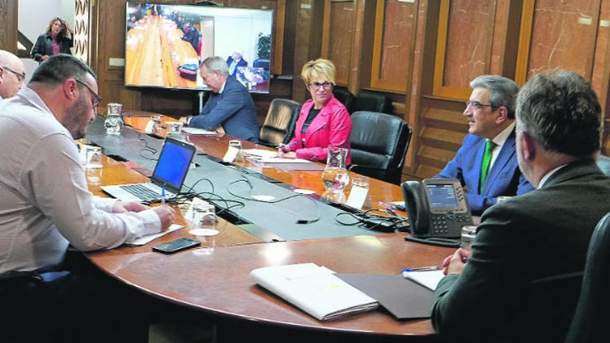 Ángel Víctor Torres preside una de las varias reuniones que el Gobierno mantuvo ayer con la Fecai, la Fecam, patronal y sindicatos.