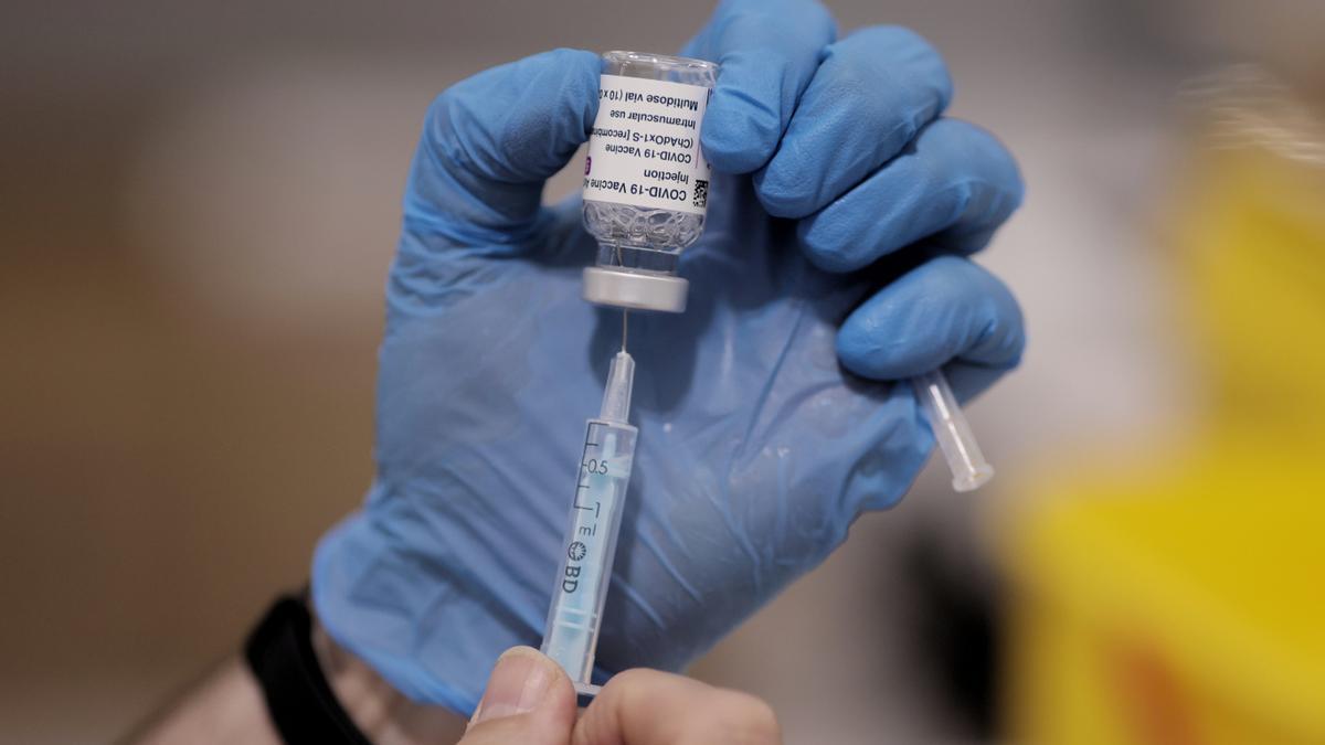Un sanitario sostiene una vacuna contra el Covid-19.