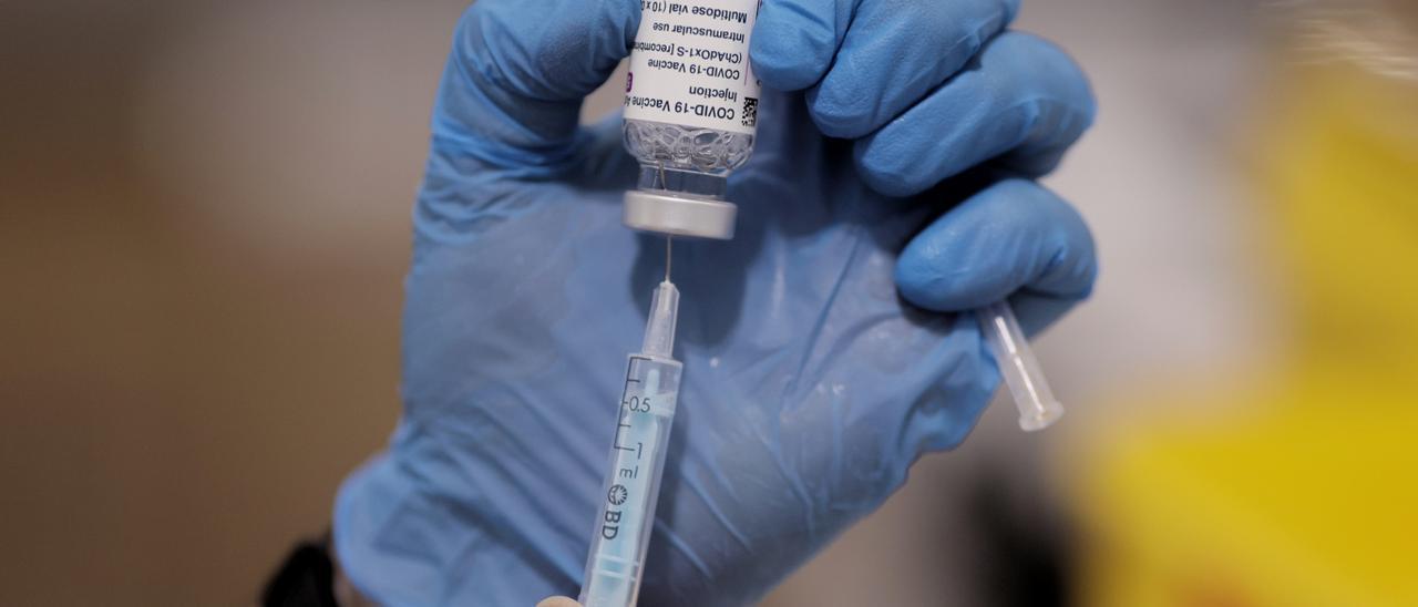 Un sanitario sostiene una vacuna contra el Covid-19, a 1 de junio de 2021, en el Hospital Isabel Zendal, en Madrid, (España). La Comunidad de Madrid comenzó ayer, 31 de mayo, a vacunar a las 213.300 personas menores de 60 años que recibieron la primera do