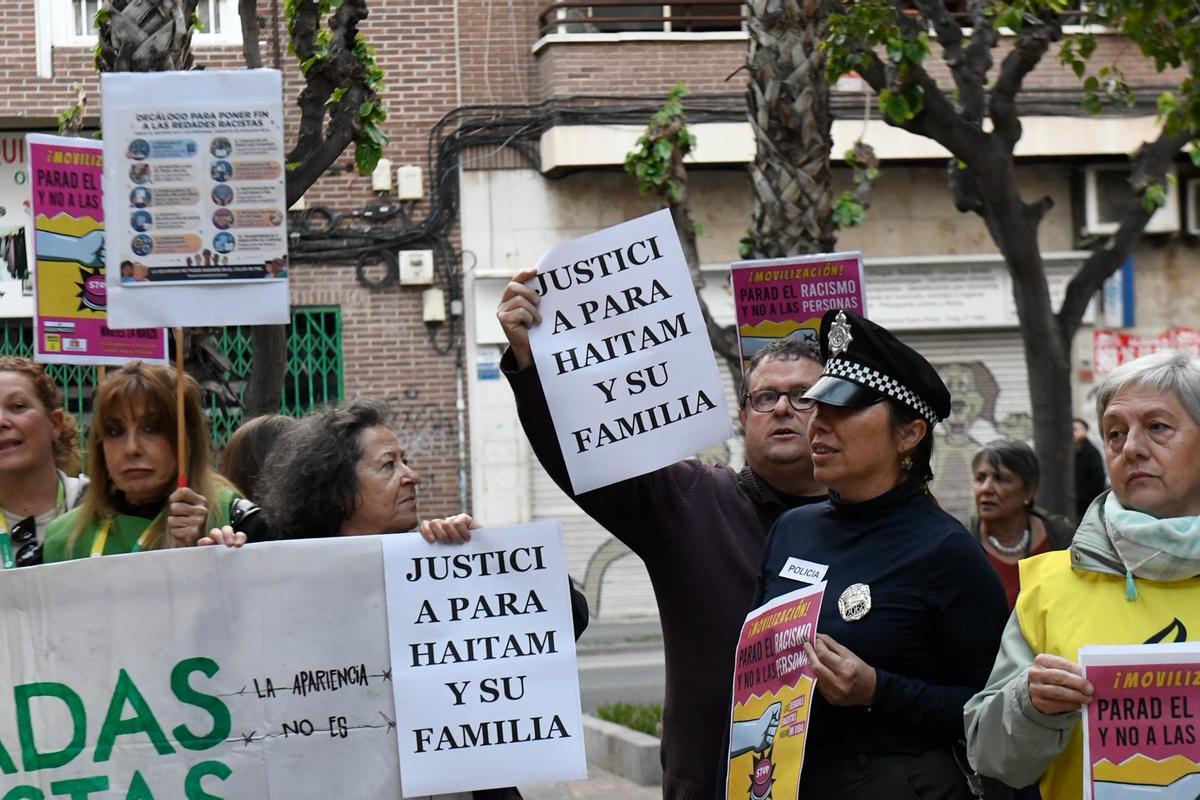 Decenas de personas se concentran en Murcia contra el racismo en el Día ...