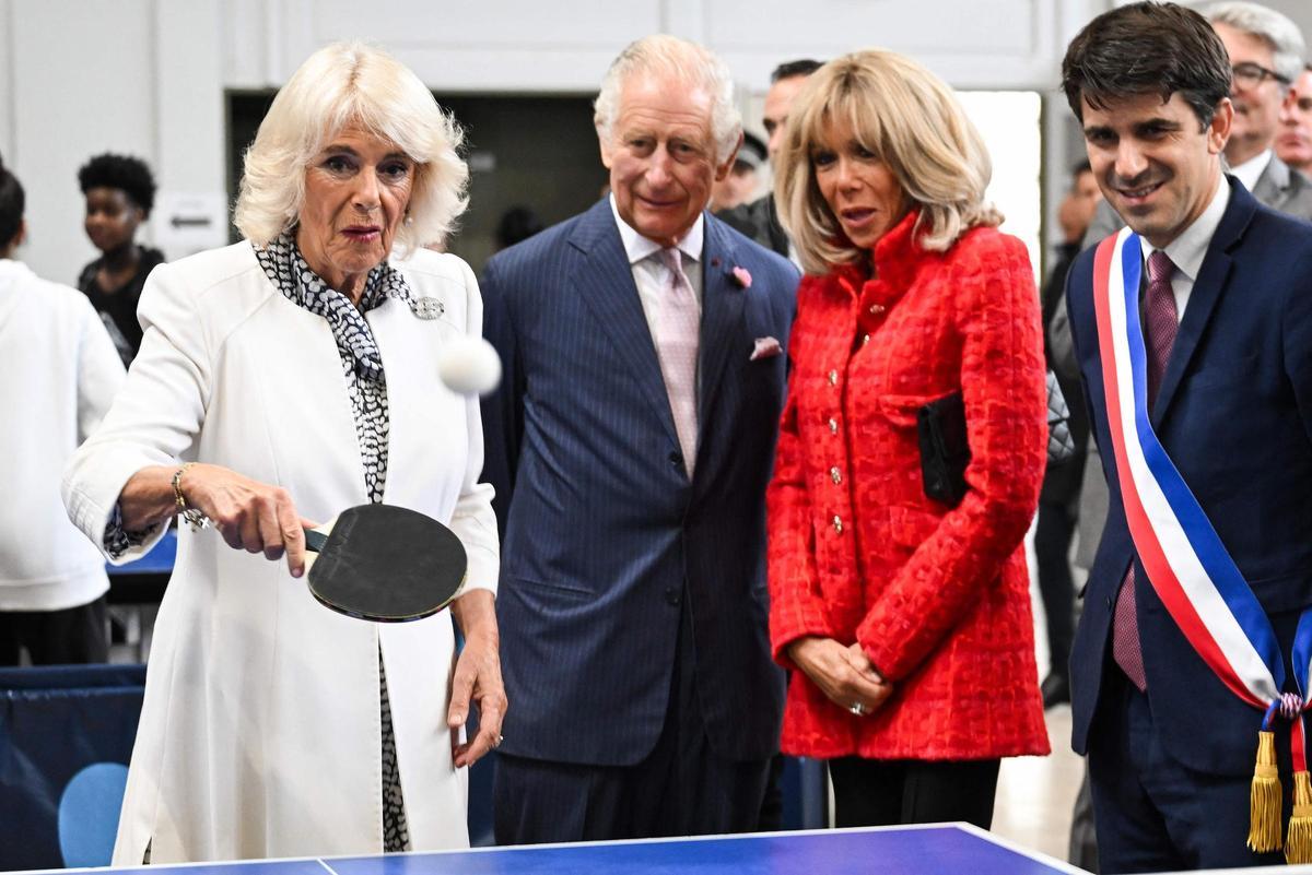 Camila juega al ping pong en su viaje oficial a Francia