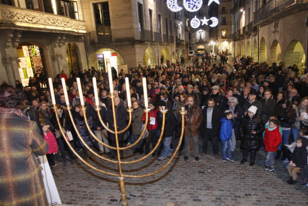 Girona celebra la festa jueva amb l'encensa de Hannukkà