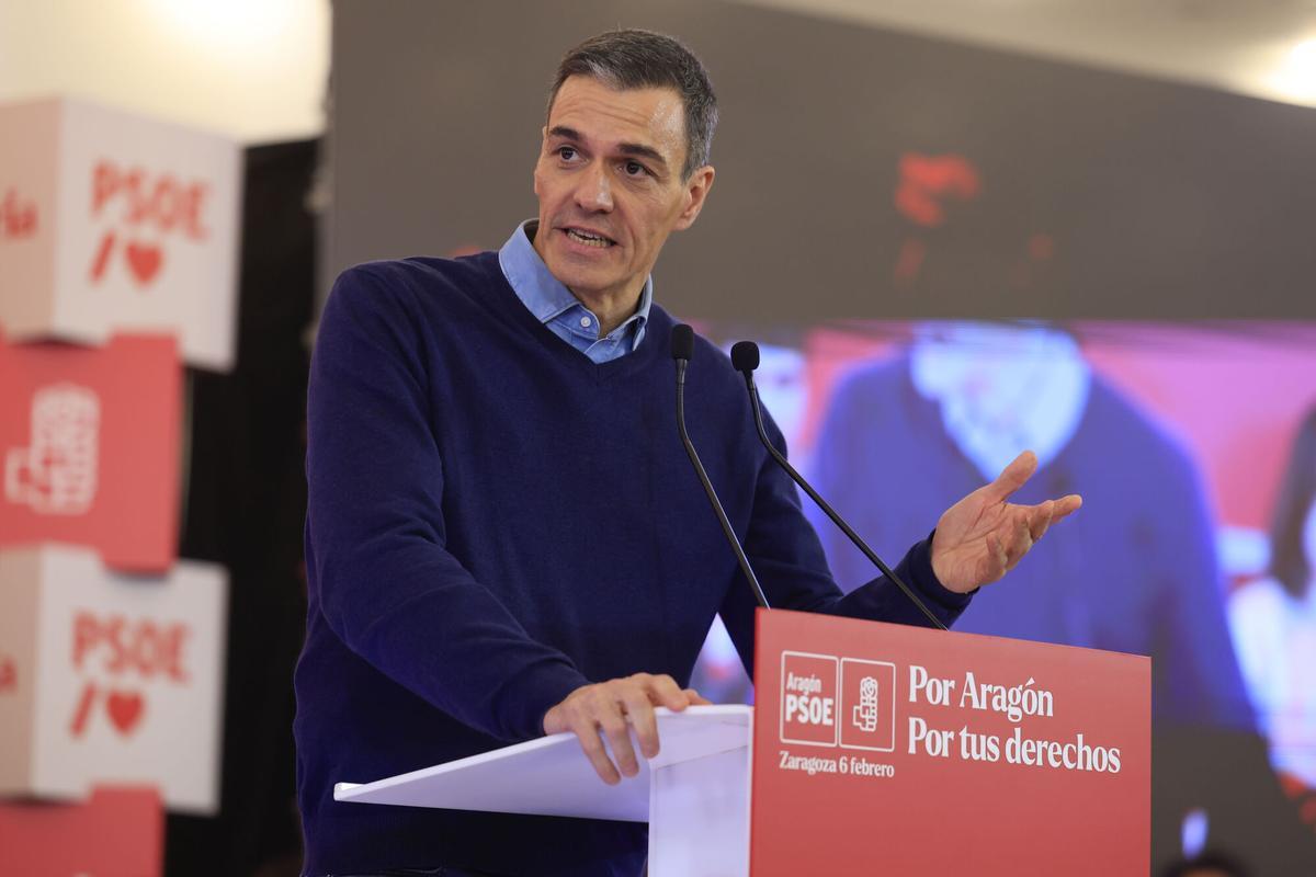 El presidente del Gobierno, Pedro Sánchez, interviene durante un acto de campaña de la candidata del PSOE a la Presidencia de Aragón, Pilar Alegría, celebrado en Zaragoza este viernes.