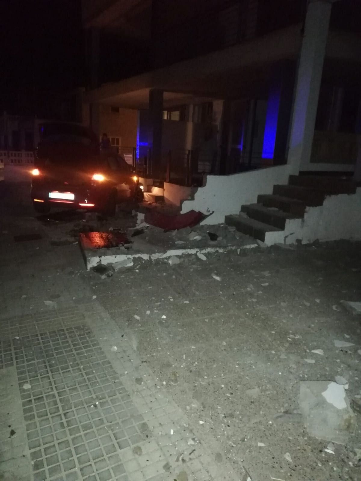 Una conductora ebria y drogada se estrella contra una farola y varias casas de sa Ràpita