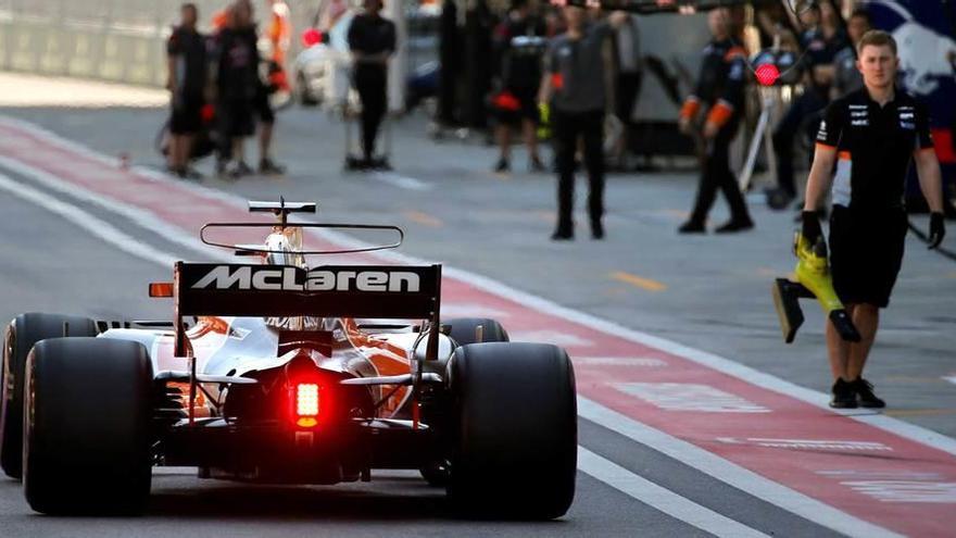 El McLaren de Fernando Alonso, ayer, camino de boxes.