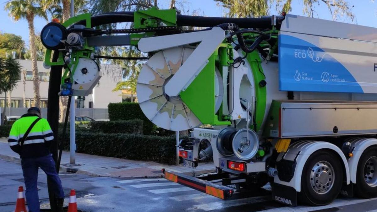 Un operario de Facsa trabaja en el alcantarillado de una calle de Burriana. | MEDITERRÁNEO